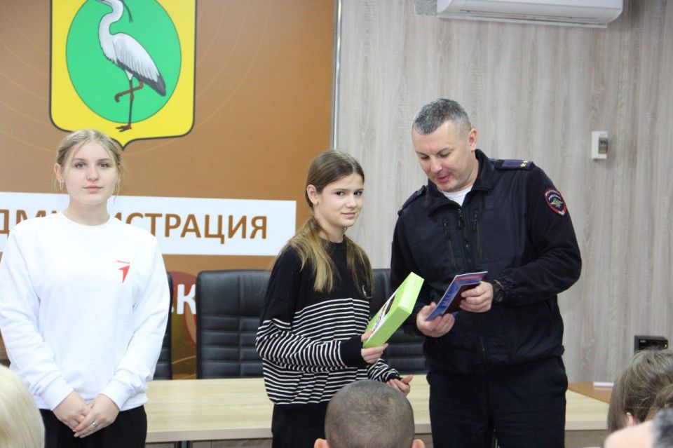В Чаплинке торжественно вручили паспорта юным гражданам России! В Чаплинке торжественно вручили паспорта юным гражданам России!