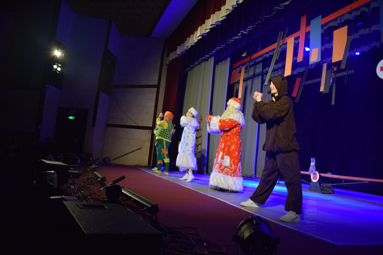 В Новотроицком Центре культуры и досуга прошёл долгожданный спектакль омского ТЮЗа В Новотроицком Центре культуры и досуга прошёл долгожданный спектакль омского ТЮЗа