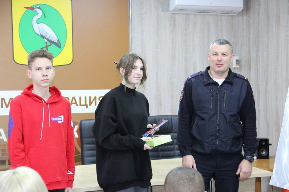 В Чаплинке торжественно вручили паспорта юным гражданам России! В Чаплинке торжественно вручили паспорта юным гражданам России!