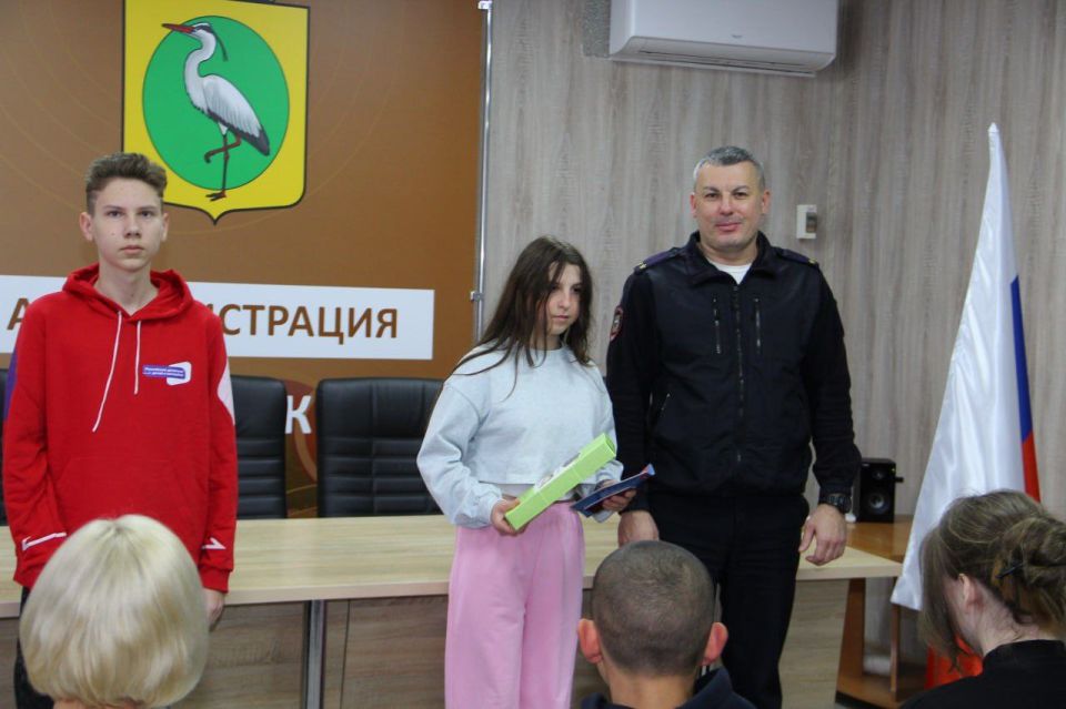 В Чаплинке торжественно вручили паспорта юным гражданам России! В Чаплинке торжественно вручили паспорта юным гражданам России!