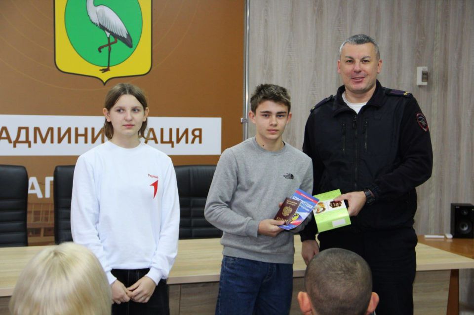 В Чаплинке торжественно вручили паспорта юным гражданам России! В Чаплинке торжественно вручили паспорта юным гражданам России!