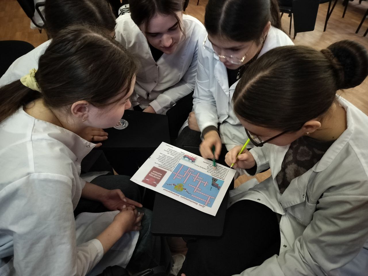 Интеллектуальная игра ко Дню Конституции РФ прошла в Геническом медицинском колледже