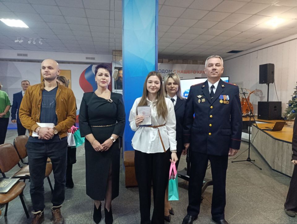 Конституция – основа развития: в Геническе вручили паспорта молодым гражданам Конституция – основа развития: в Геническе вручили паспорта молодым гражданам