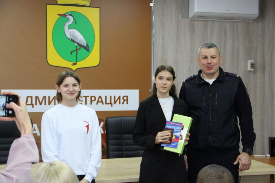 В Чаплинке торжественно вручили паспорта юным гражданам России! В Чаплинке торжественно вручили паспорта юным гражданам России!