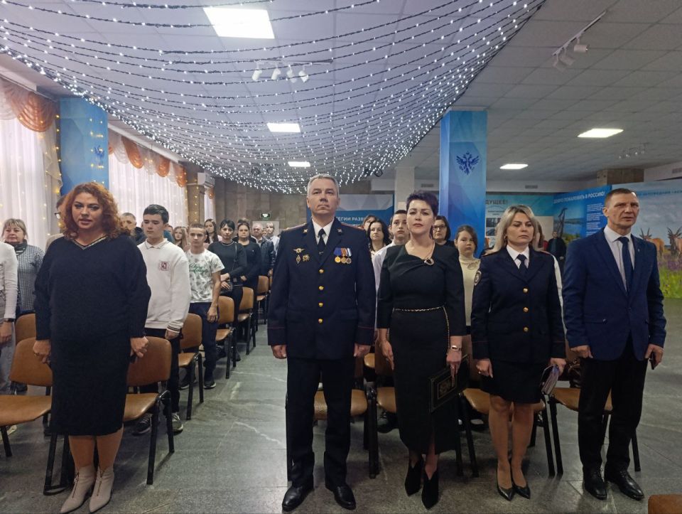 Конституция – основа развития: в Геническе вручили паспорта молодым гражданам Конституция – основа развития: в Геническе вручили паспорта молодым гражданам
