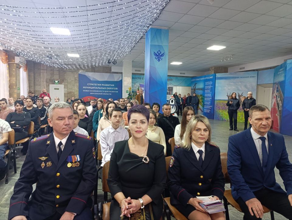Конституция – основа развития: в Геническе вручили паспорта молодым гражданам Конституция – основа развития: в Геническе вручили паспорта молодым гражданам