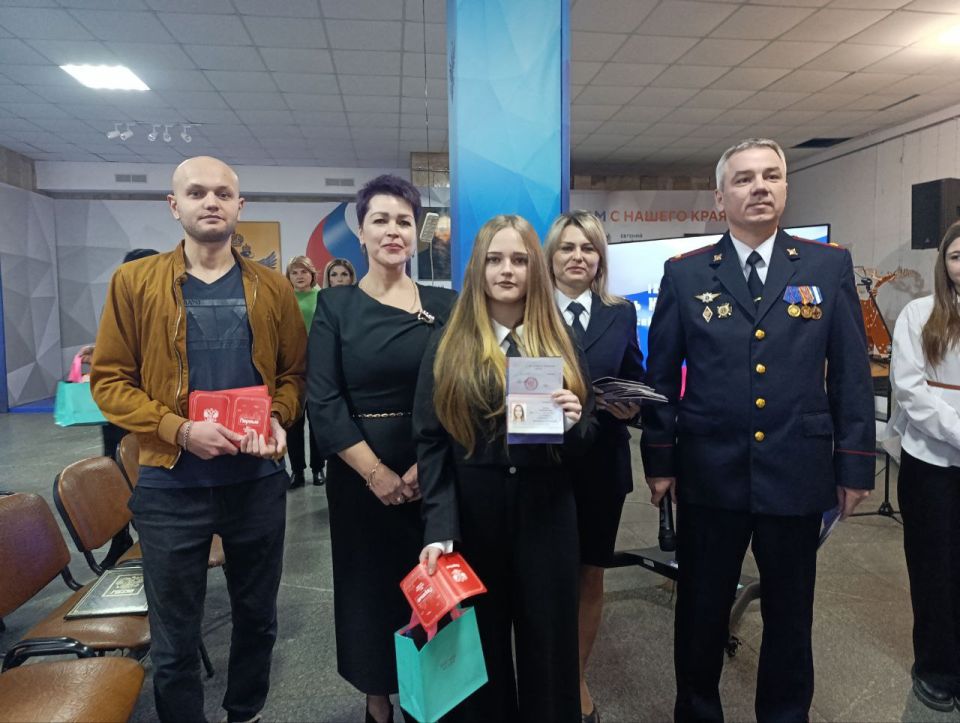 Конституция – основа развития: в Геническе вручили паспорта молодым гражданам Конституция – основа развития: в Геническе вручили паспорта молодым гражданам