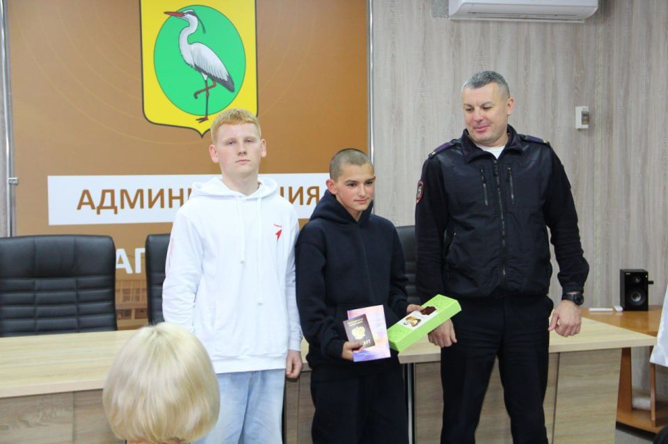 В Чаплинке торжественно вручили паспорта юным гражданам России! В Чаплинке торжественно вручили паспорта юным гражданам России!