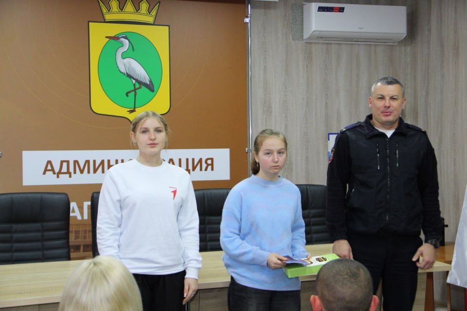 В Чаплинке торжественно вручили паспорта юным гражданам России! В Чаплинке торжественно вручили паспорта юным гражданам России!