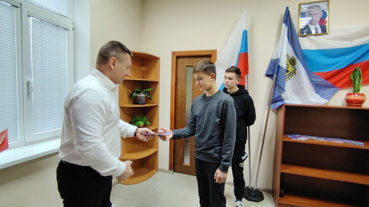 Александр Дудка: В День Конституции юные жители Скадовска получили паспорта из рук главы округа Александр Дудка: В День Конституции юные жители Скадовска получили паспорта из рук главы округа