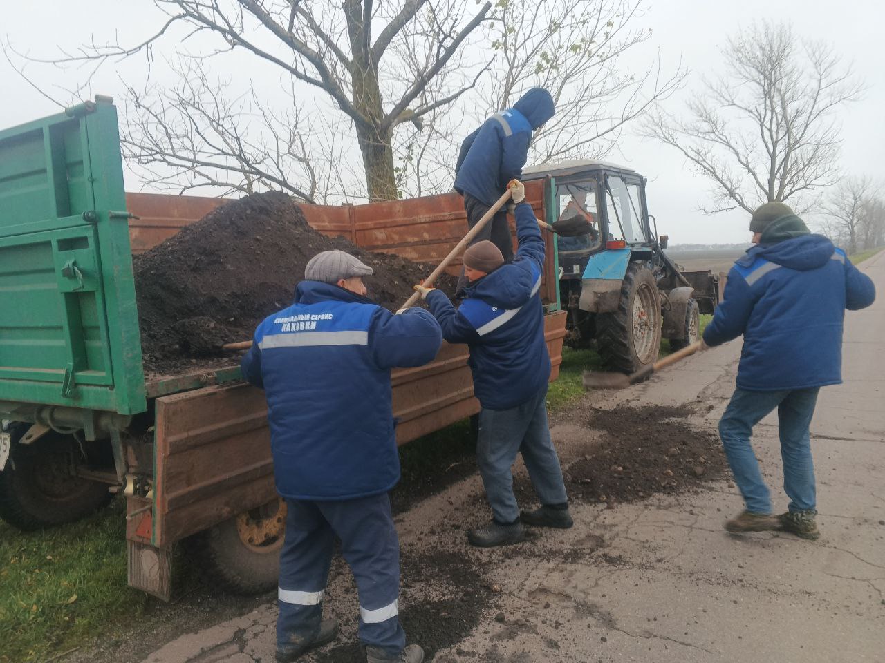 В Каховском округе продолжается временный ремонт дорог