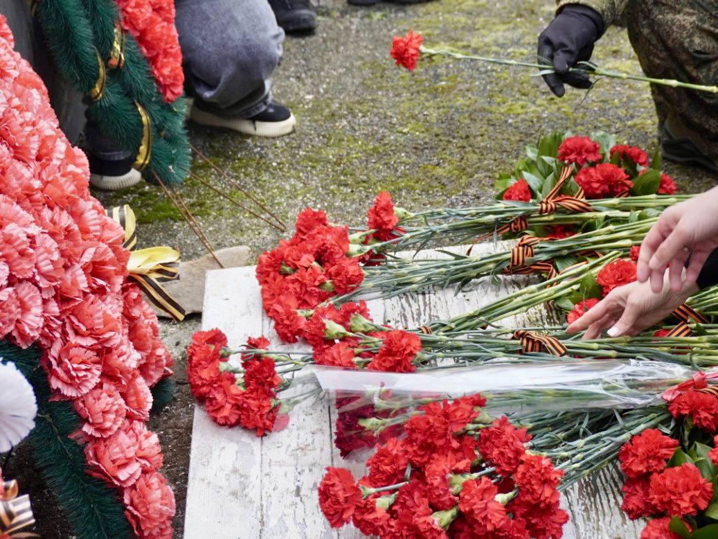 Владимир Сальдо: В честь Героев Отечества в Геническом округе прошла памятная акция у монумента морякам-артиллеристам 127-й батареи Владимир Сальдо: В честь Героев Отечества в Геническом округе прошла памятная акция у монумента морякам-артиллеристам 127-й батареи