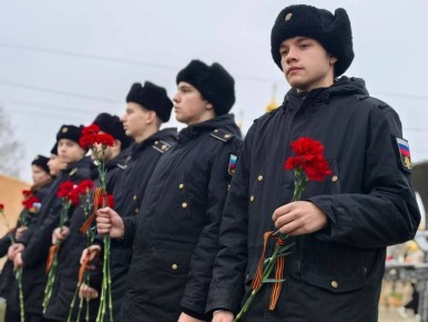 Владимир Сальдо: В честь Героев Отечества в Геническом округе прошла памятная акция у монумента морякам-артиллеристам 127-й батареи