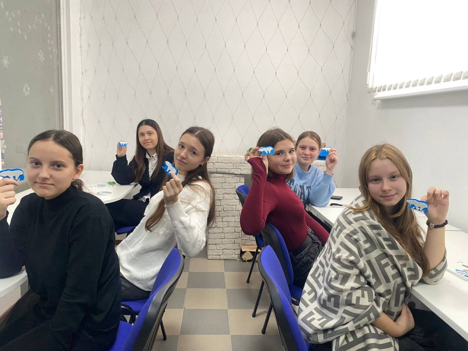 В День медведя в Херсонской области школьники создали символ «Единой России» своими руками В День медведя в Херсонской области школьники создали символ «Единой России» своими руками