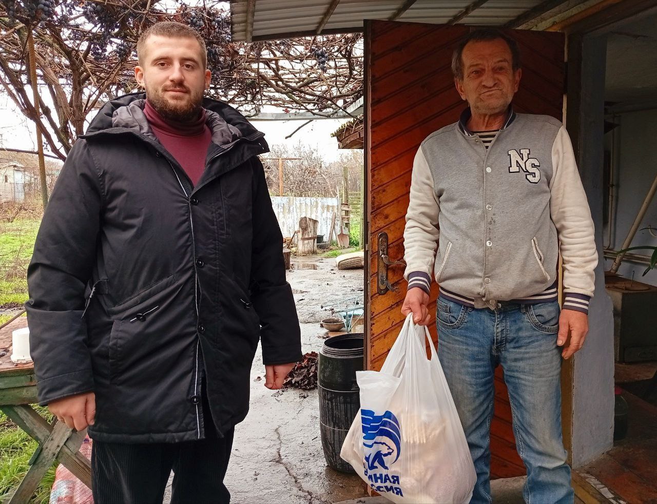 В День Конституции РФ активисты "Единой России" вручили гуманитарную помощь жителям с. Малокаховка В День Конституции РФ активисты "Единой России" вручили гуманитарную помощь жителям с. Малокаховка