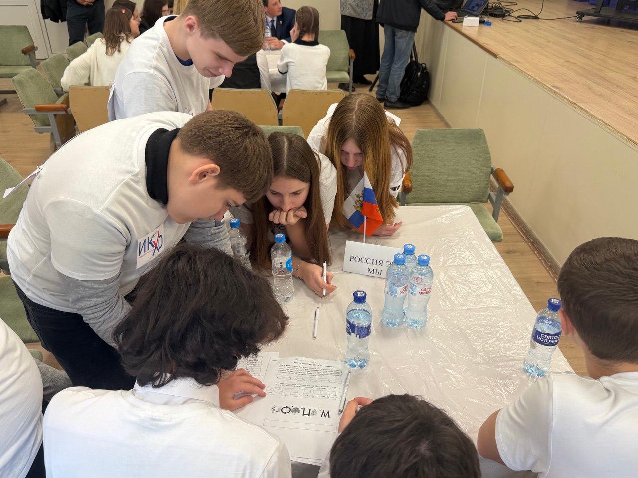 Каховские школьники сразились в деловой игре ко Дню Конституции! Каховские школьники сразились в деловой игре ко Дню Конституции!