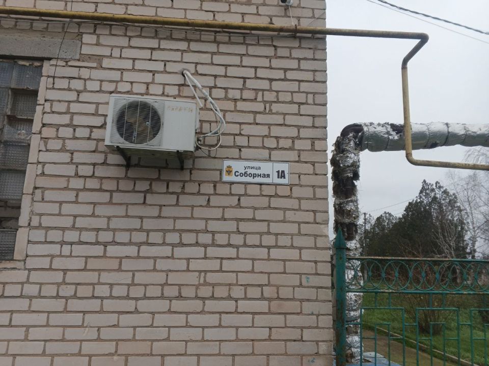 В Тавричанке заменили украинские адресные таблички на русскоязычные В Тавричанке заменили украинские адресные таблички на русскоязычные