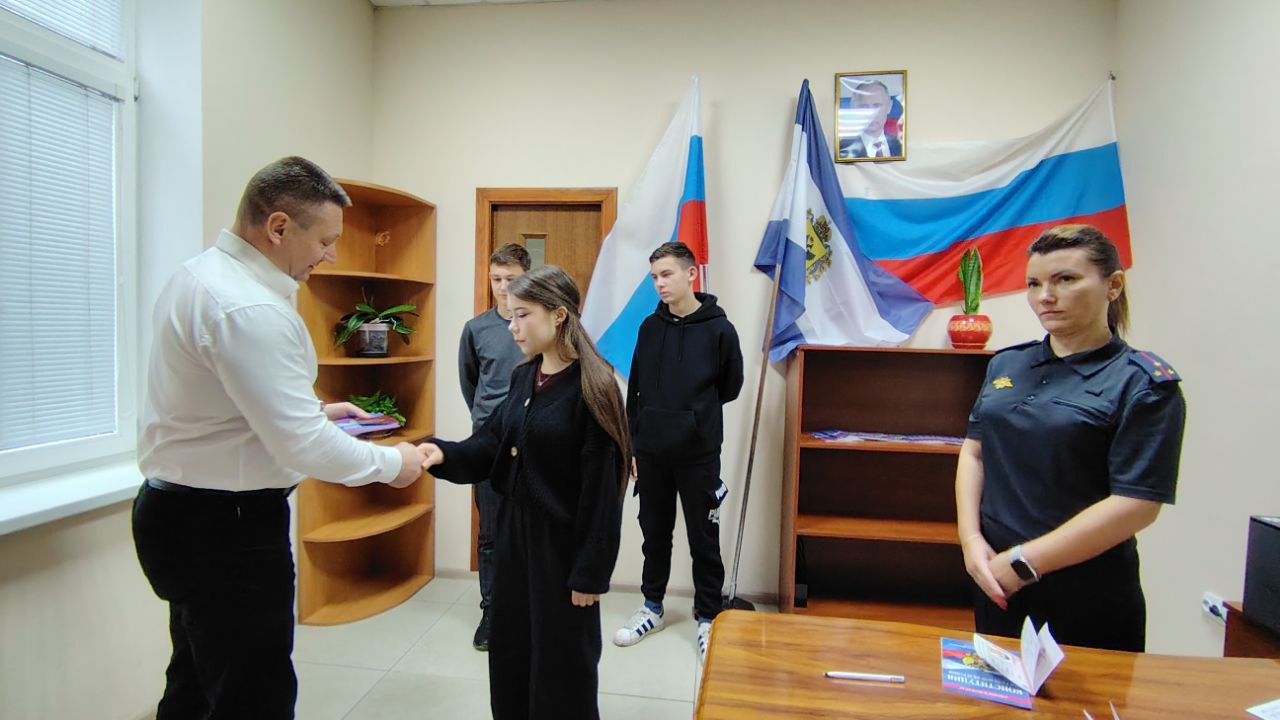 Александр Дудка: В День Конституции юные жители Скадовска получили паспорта из рук главы округа Александр Дудка: В День Конституции юные жители Скадовска получили паспорта из рук главы округа