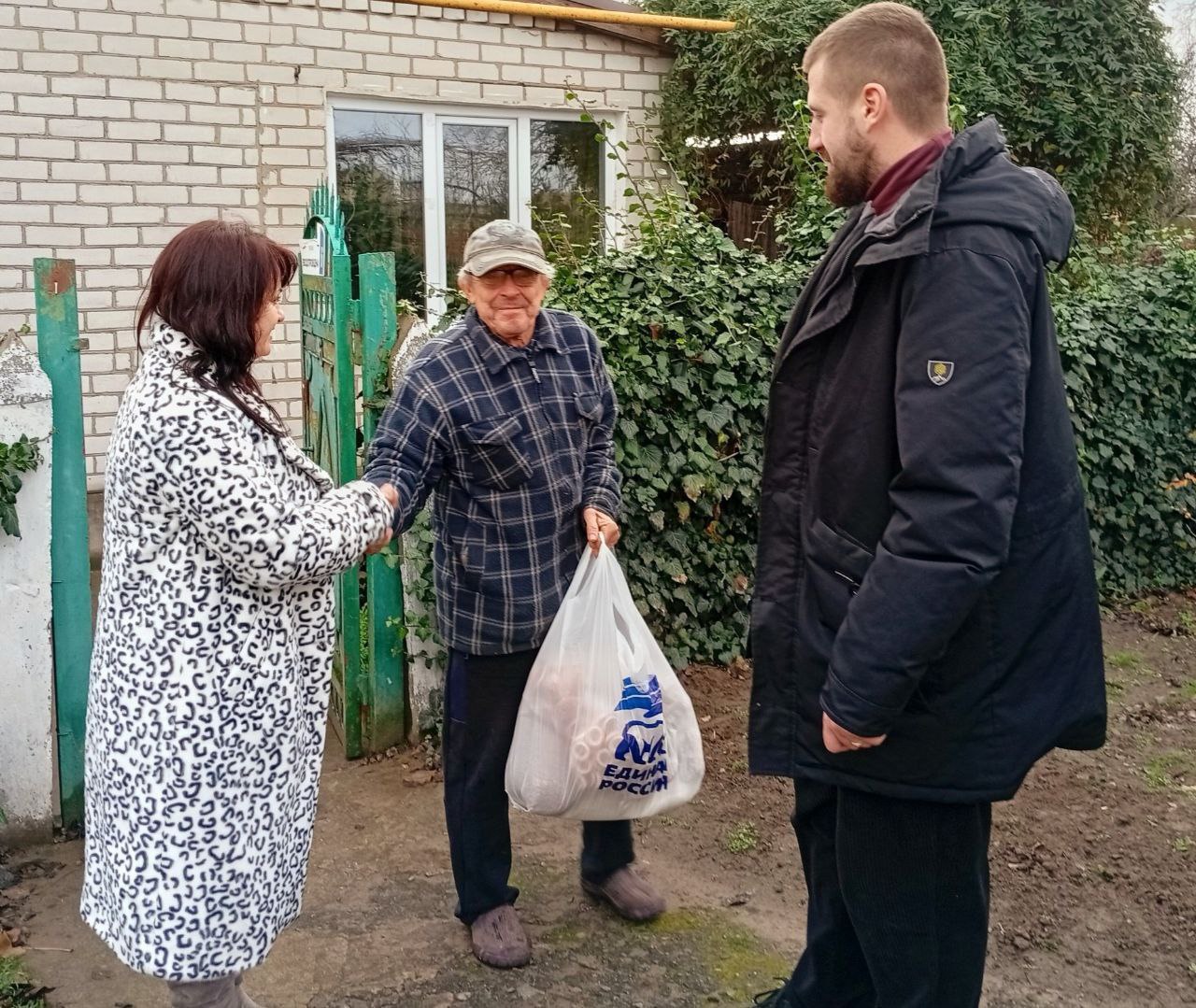 В День Конституции РФ активисты "Единой России" вручили гуманитарную помощь жителям с. Малокаховка В День Конституции РФ активисты "Единой России" вручили гуманитарную помощь жителям с. Малокаховка