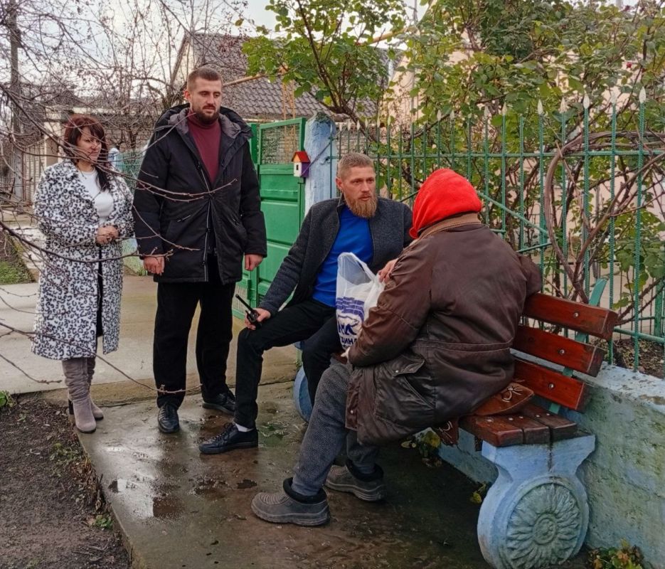 В День Конституции РФ активисты "Единой России" вручили гуманитарную помощь жителям с. Малокаховка В День Конституции РФ активисты "Единой России" вручили гуманитарную помощь жителям с. Малокаховка