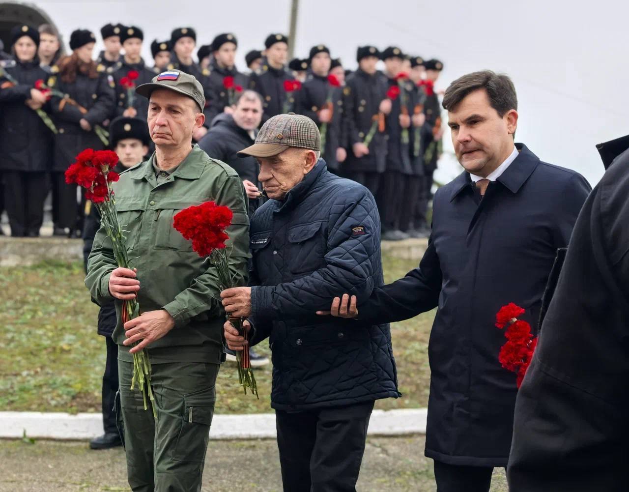 Владимир Сальдо: В честь Героев Отечества в Геническом округе прошла памятная акция у монумента морякам-артиллеристам 127-й батареи Владимир Сальдо: В честь Героев Отечества в Геническом округе прошла памятная акция у монумента морякам-артиллеристам 127-й батареи