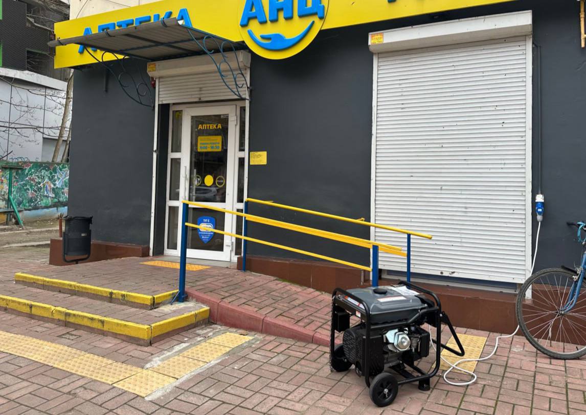 Зима в Херсоне. Сегодня на улицах — цветы, сети и генераторы Зима в Херсоне. Сегодня на улицах — цветы, сети и генераторы