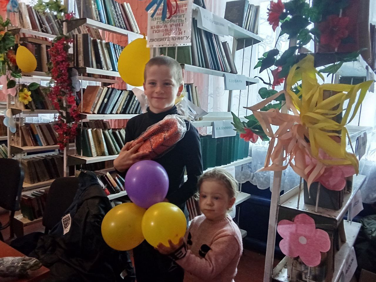 В Братской библиотеке царит новогоднее настроение! Идёт подготовка к празднику! В Братской библиотеке царит новогоднее настроение! Идёт подготовка к празднику!