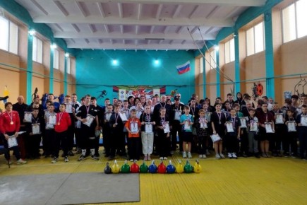 Сила, не знающая возраста: ветераны и молодёжь сошлись в Новотроицком на гиревом турнире