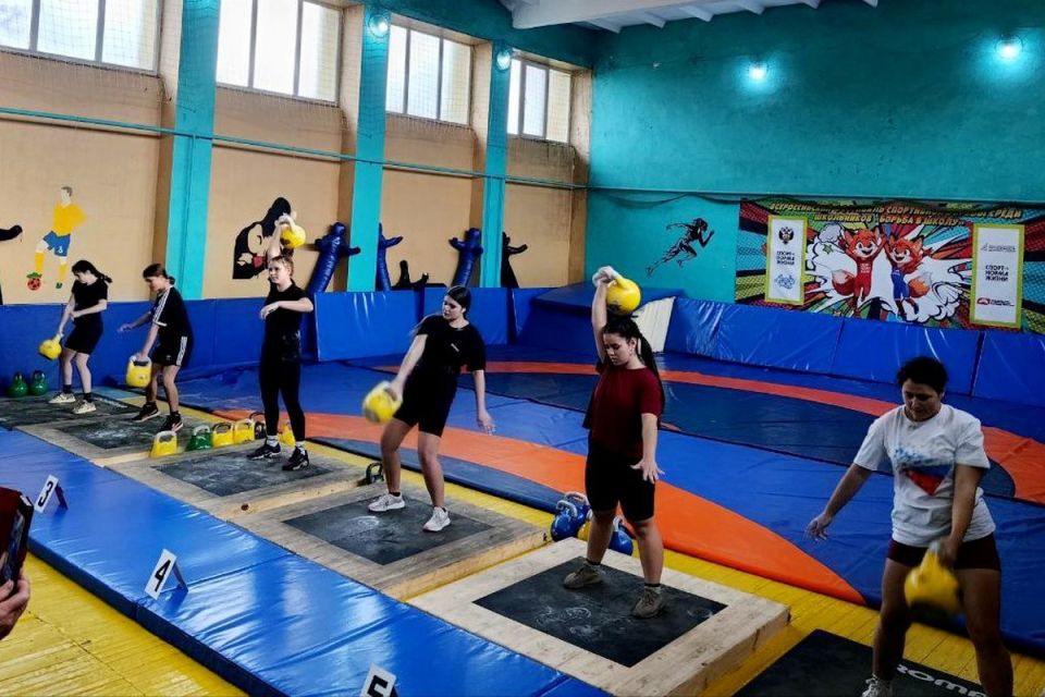 Сила, не знающая возраста: ветераны и молодёжь сошлись в Новотроицком на гиревом турнире Сила, не знающая возраста: ветераны и молодёжь сошлись в Новотроицком на гиревом турнире