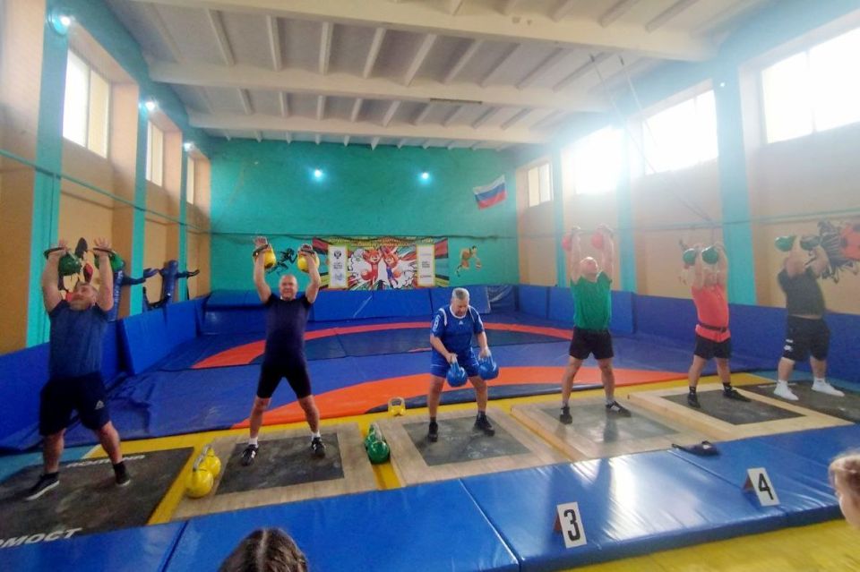 Сила, не знающая возраста: ветераны и молодёжь сошлись в Новотроицком на гиревом турнире Сила, не знающая возраста: ветераны и молодёжь сошлись в Новотроицком на гиревом турнире