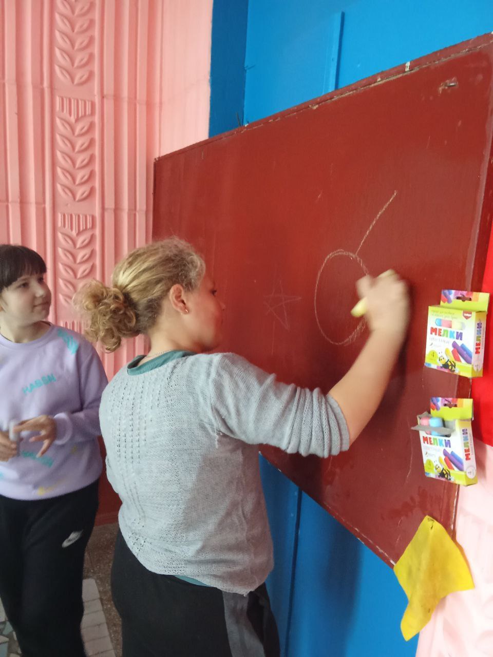 В Братской библиотеке царит новогоднее настроение! Идёт подготовка к празднику! В Братской библиотеке царит новогоднее настроение! Идёт подготовка к празднику!