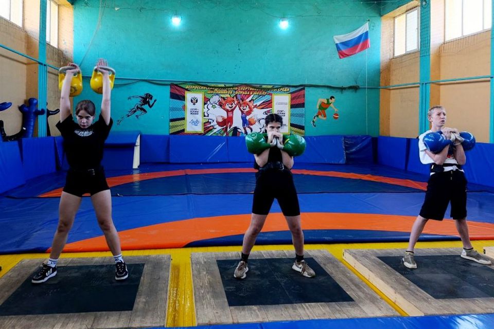 Сила, не знающая возраста: ветераны и молодёжь сошлись в Новотроицком на гиревом турнире Сила, не знающая возраста: ветераны и молодёжь сошлись в Новотроицком на гиревом турнире