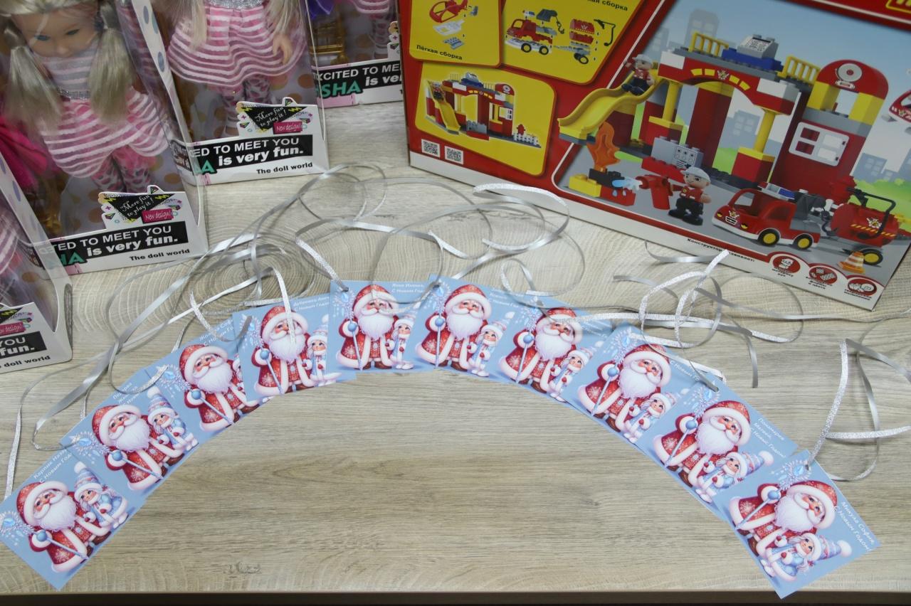 Кубанский депутат передал новогодние подарки детям