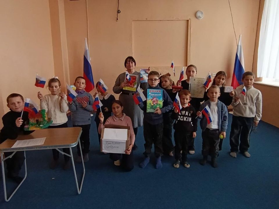 В селе Азовское прошёл информационно-игровой час «По страницам Конституции» В селе Азовское прошёл информационно-игровой час «По страницам Конституции»