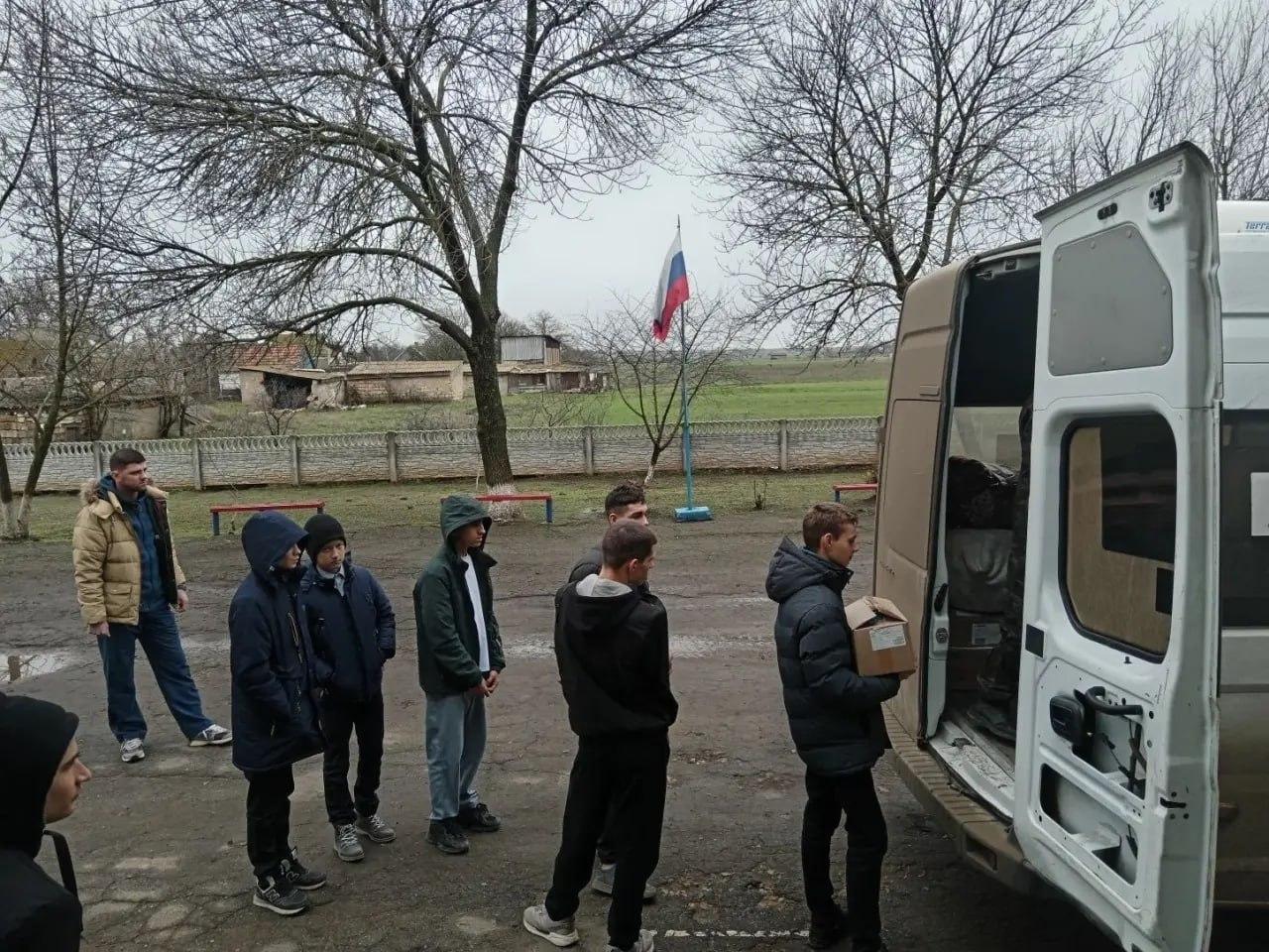 Команда Гулькевичского района Кубани доставила гуманитарную помощь в сельскую школу Команда Гулькевичского района Кубани доставила гуманитарную помощь в сельскую школу