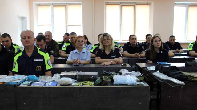 Спасатели в погонах. Как сотрудники Госавтоинспекции спасают жизни людям на дороге Инспекторы ДПС не только контролируют соблюдение правил дорожного движения, пресекают правонарушения и привлекают к ответственности...