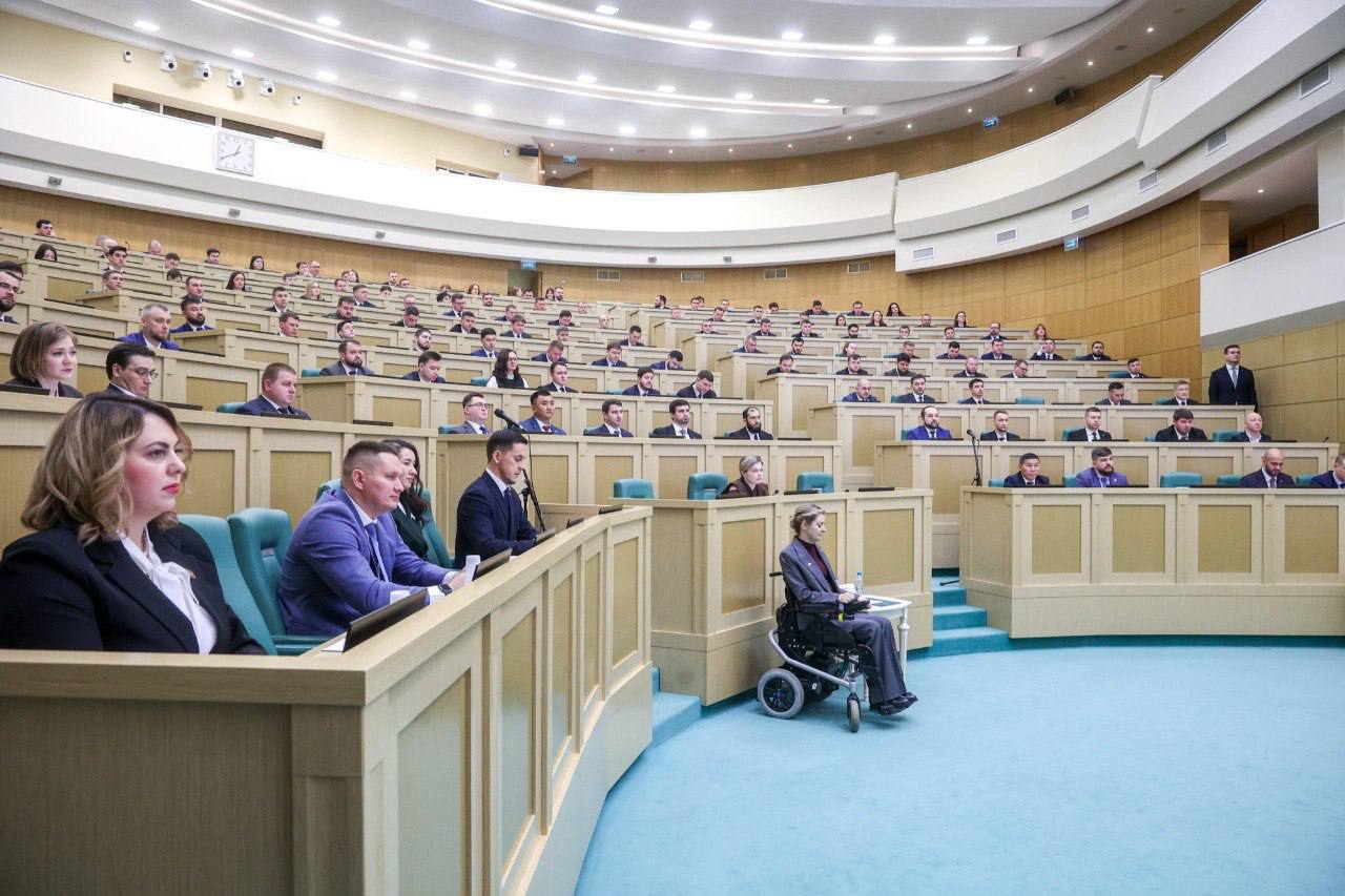 Пленарное заседание в стенах Совета Федерации Пленарное заседание в стенах Совета Федерации
