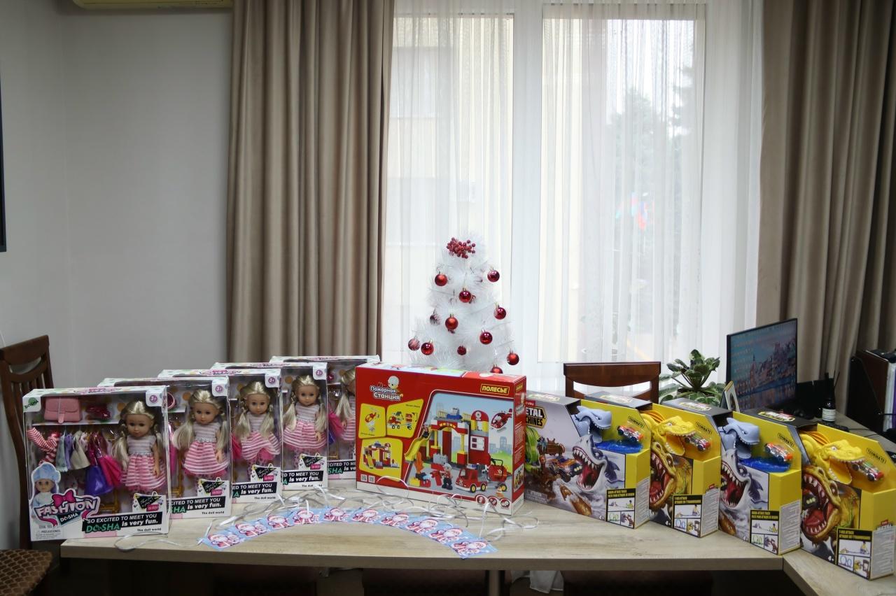 Кубанский депутат передал новогодние подарки детям Кубанский депутат передал новогодние подарки детям