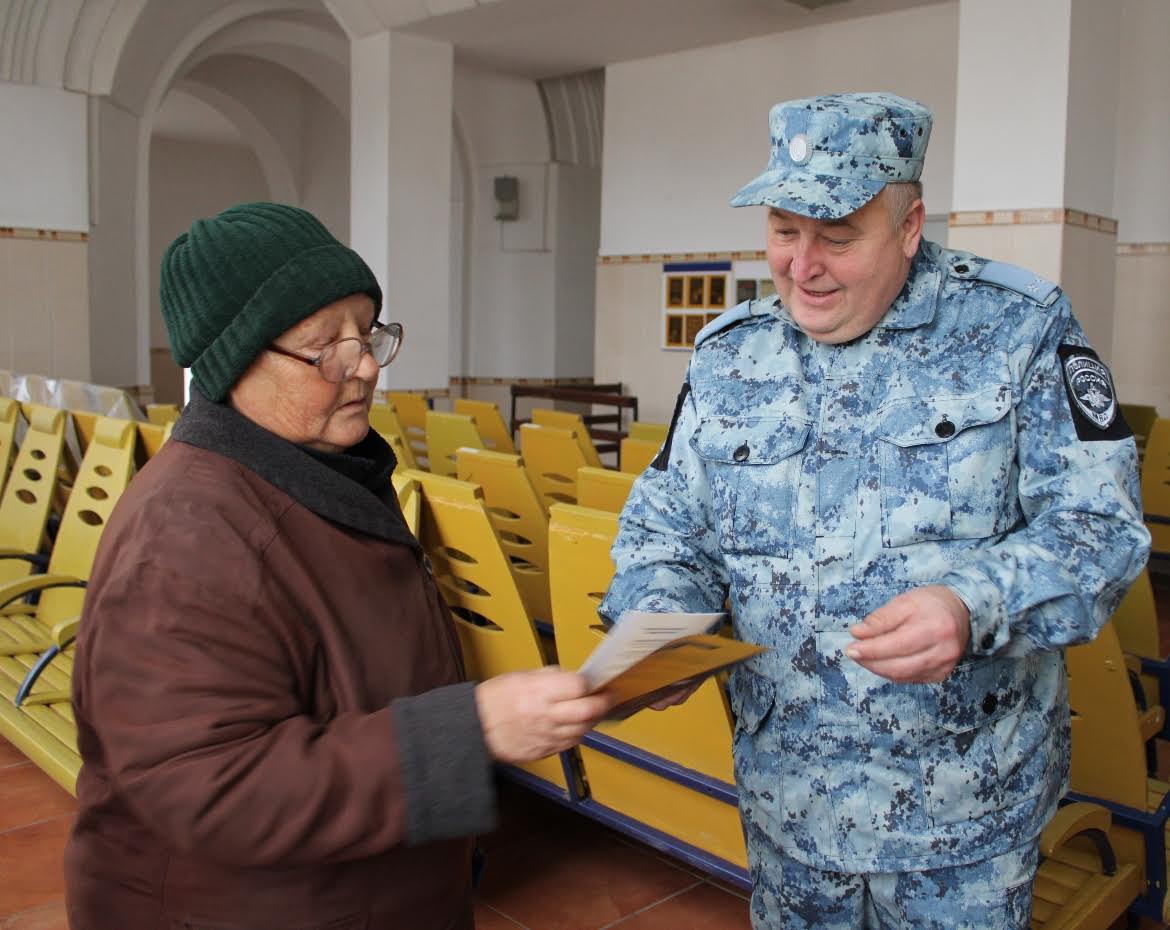 Сотрудники Херсонского линейного отдела МВД России на транспорте продолжают профилактическую акцию «В безопасности» Сотрудники Херсонского линейного отдела МВД России на транспорте продолжают профилактическую акцию «В безопасности»
