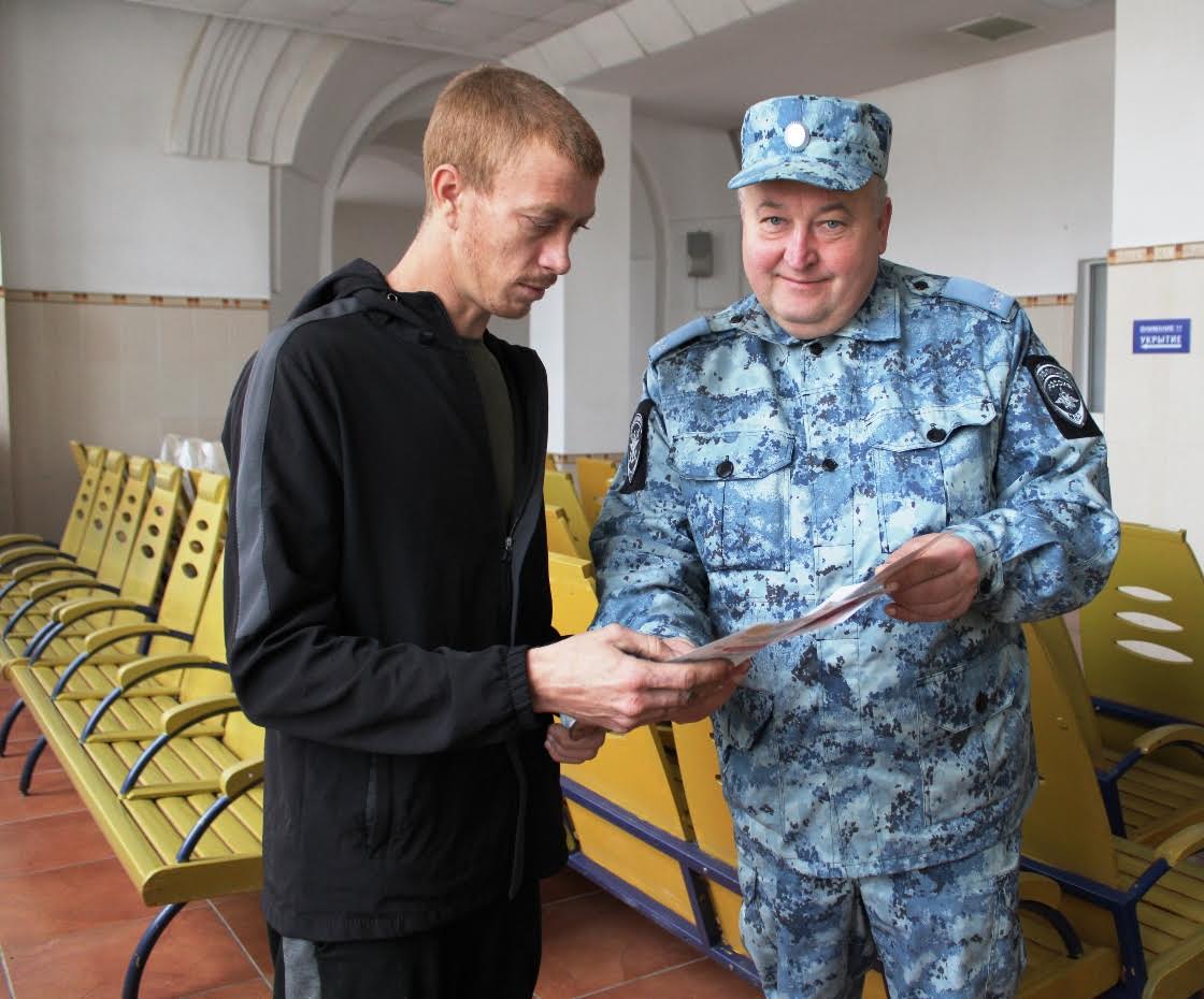 Сотрудники Херсонского линейного отдела МВД России на транспорте продолжают профилактическую акцию «В безопасности» Сотрудники Херсонского линейного отдела МВД России на транспорте продолжают профилактическую акцию «В безопасности»