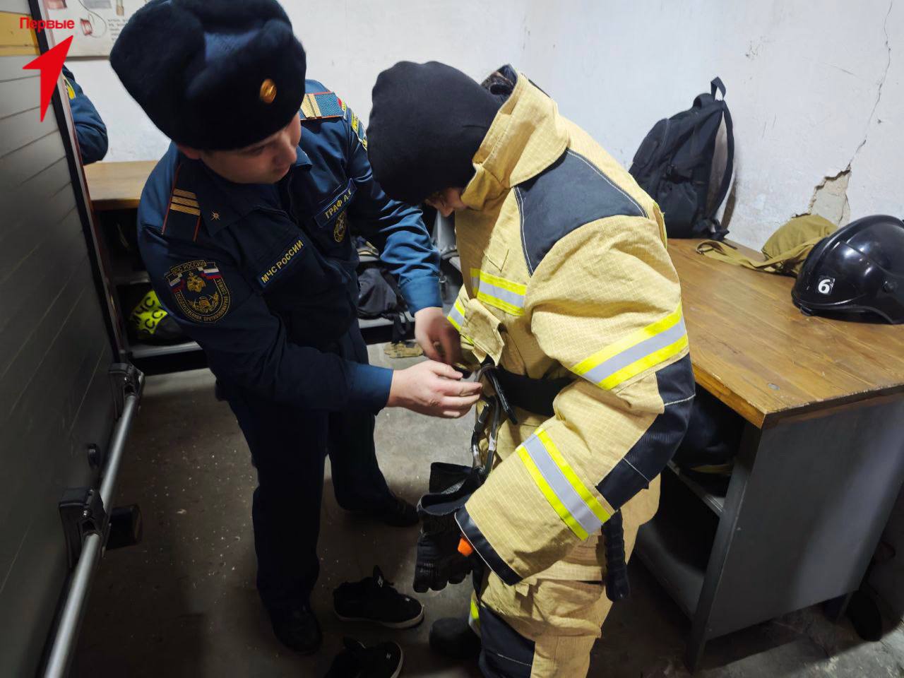 Первые поздравили сотрудников МЧС Первые поздравили сотрудников МЧС