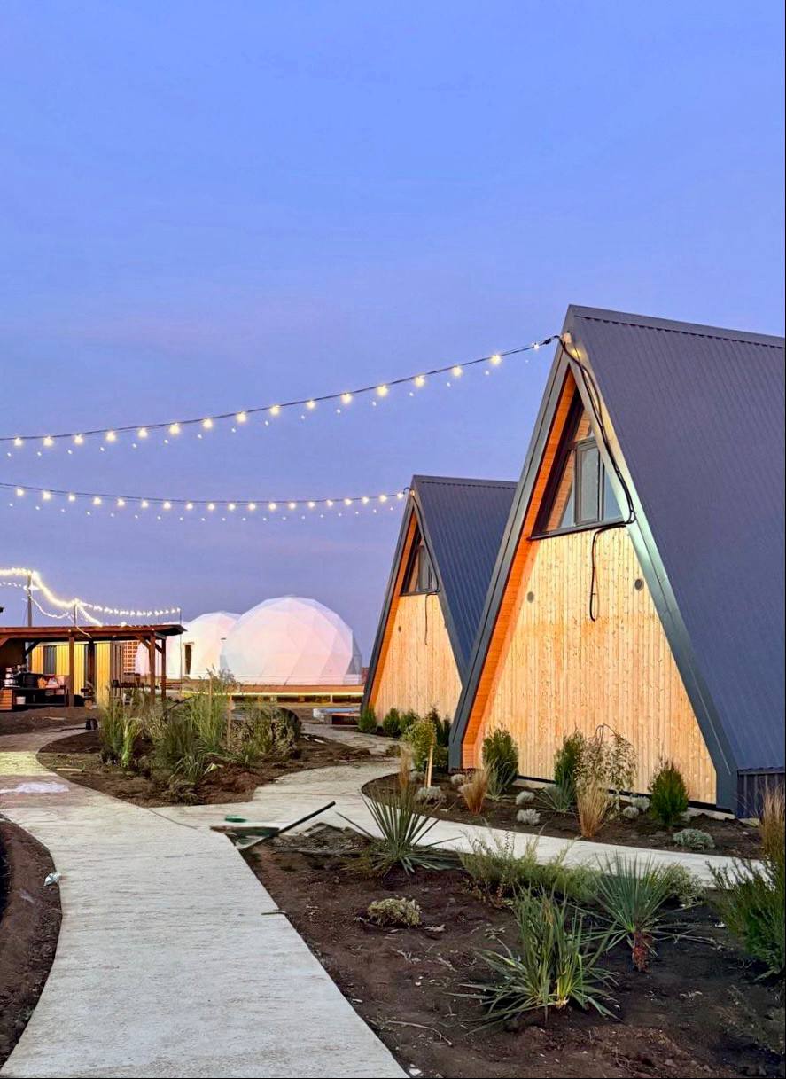 Если вы мечтаете о сказочном зимнем отдыхе на природе, наш глэмпинг «Ясная Поляна» — именно то место, где новогоднее настроение оживает само собой!