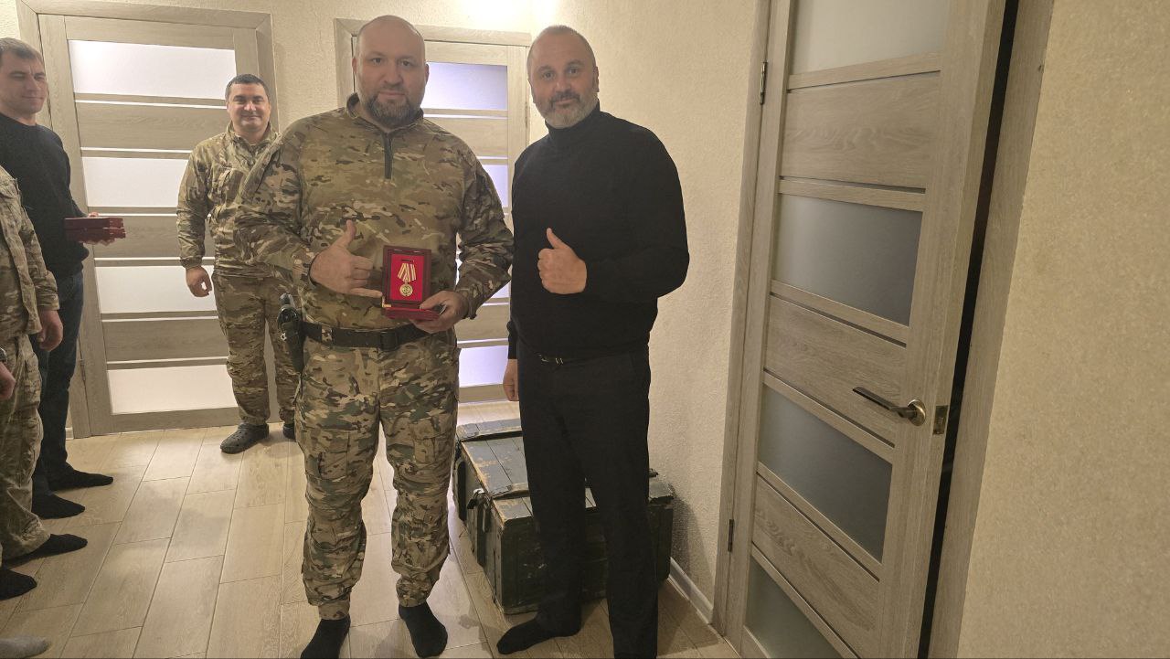 Рамиль Замалетдинов: Вместе с коллегой, депутатом Херсонской областной Думы Владимиром Косовым вручили памятные медали «80 лет Победы над Японией» военнослужащим 98-й гвардейской воздушно-десантной Свирской Краснознамённой... Рамиль Замалетдинов: Вместе с коллегой, депутатом Херсонской областной Думы Владимиром Косовым вручили памятные медали «80 лет Победы над Японией» военнослужащим 98-й гвардейской воздушно-десантной Свирской Краснознамённой...