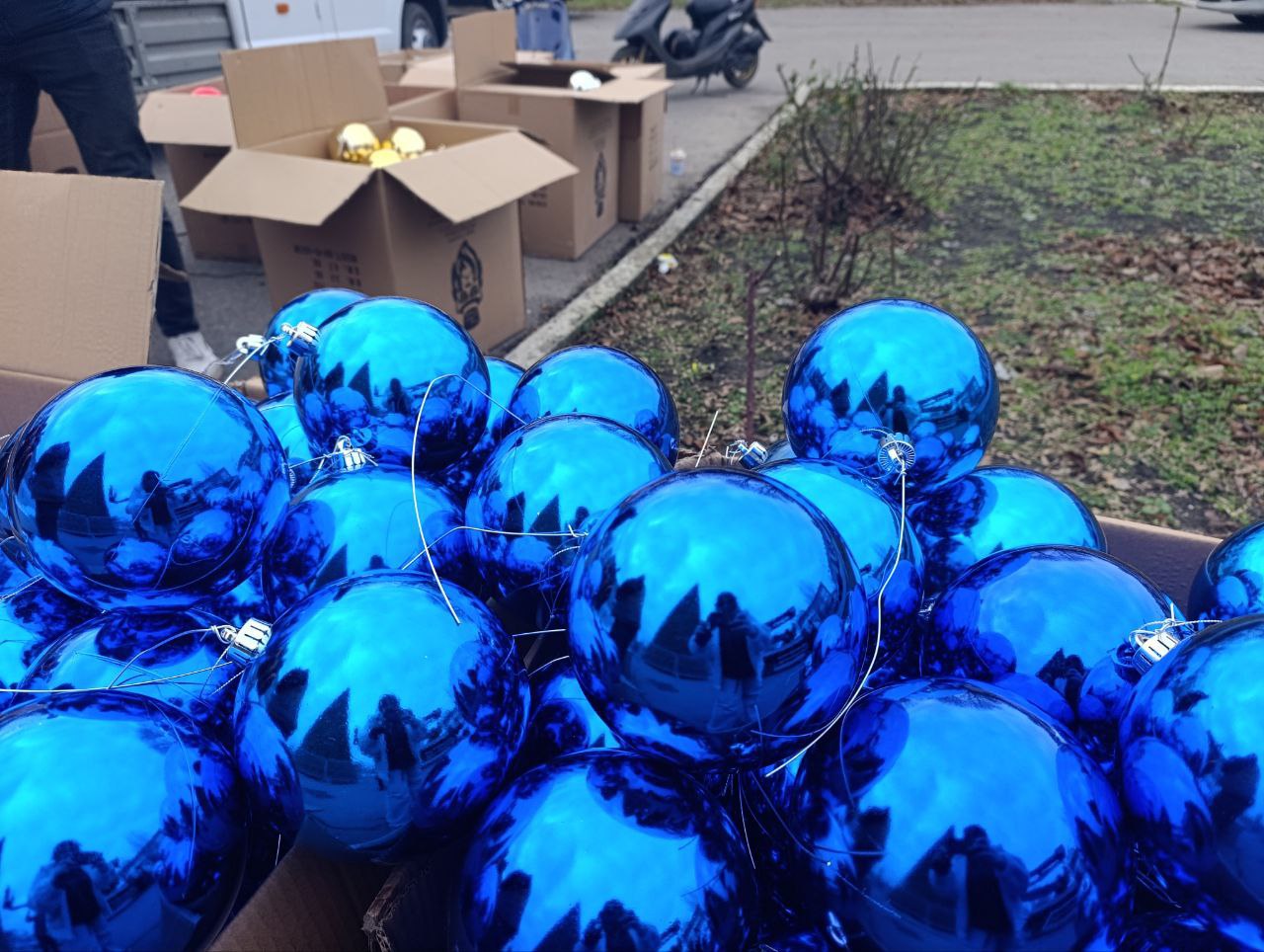 Главная новогодняя елка Геническа, установленная на центральной площади, продолжает радовать горожан, приобретая все более праздничный вид Главная новогодняя елка Геническа, установленная на центральной площади, продолжает радовать горожан, приобретая все более праздничный вид