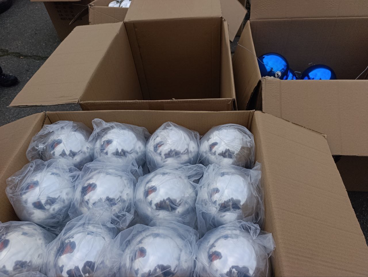 Главная новогодняя елка Геническа, установленная на центральной площади, продолжает радовать горожан, приобретая все более праздничный вид Главная новогодняя елка Геническа, установленная на центральной площади, продолжает радовать горожан, приобретая все более праздничный вид