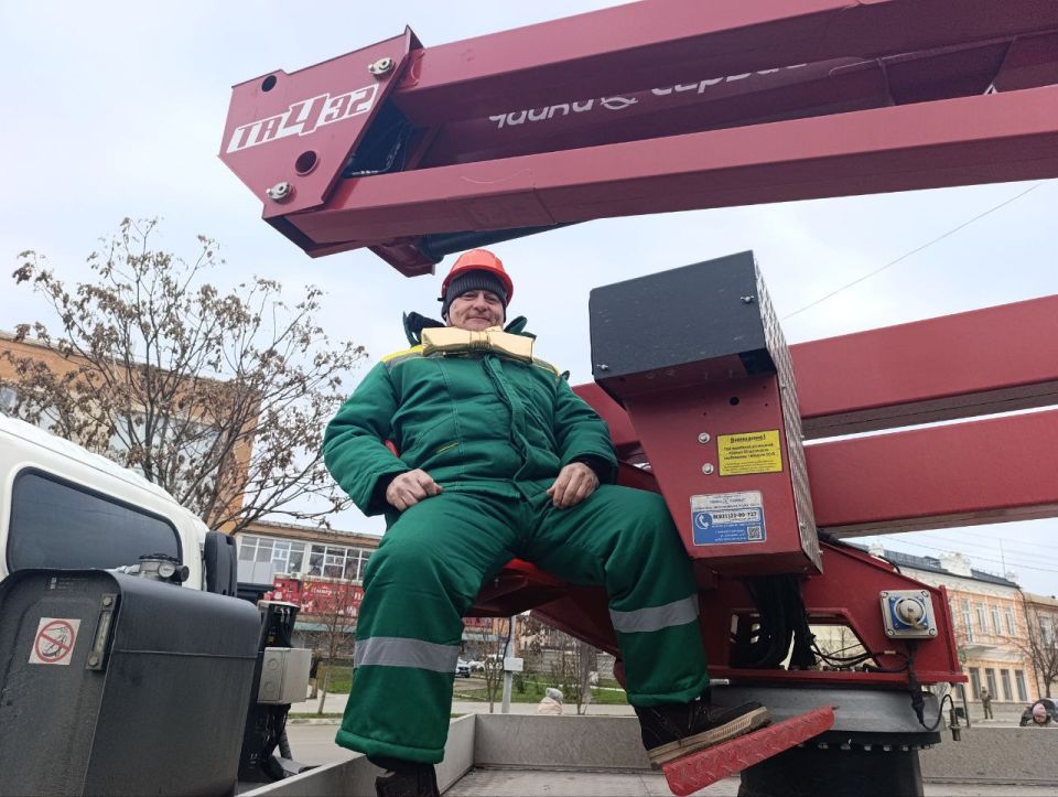 Главная новогодняя елка Геническа, установленная на центральной площади, продолжает радовать горожан, приобретая все более праздничный вид Главная новогодняя елка Геническа, установленная на центральной площади, продолжает радовать горожан, приобретая все более праздничный вид
