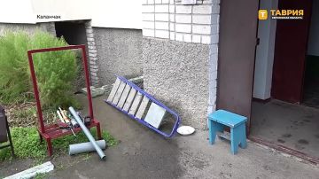 В Каланчаке коммунальные службы активно ремонтируют подъезды многоквартирных домов: меняют трубы, обновляют ливневки, восстанавливают освещение, проводят покраску и побелку