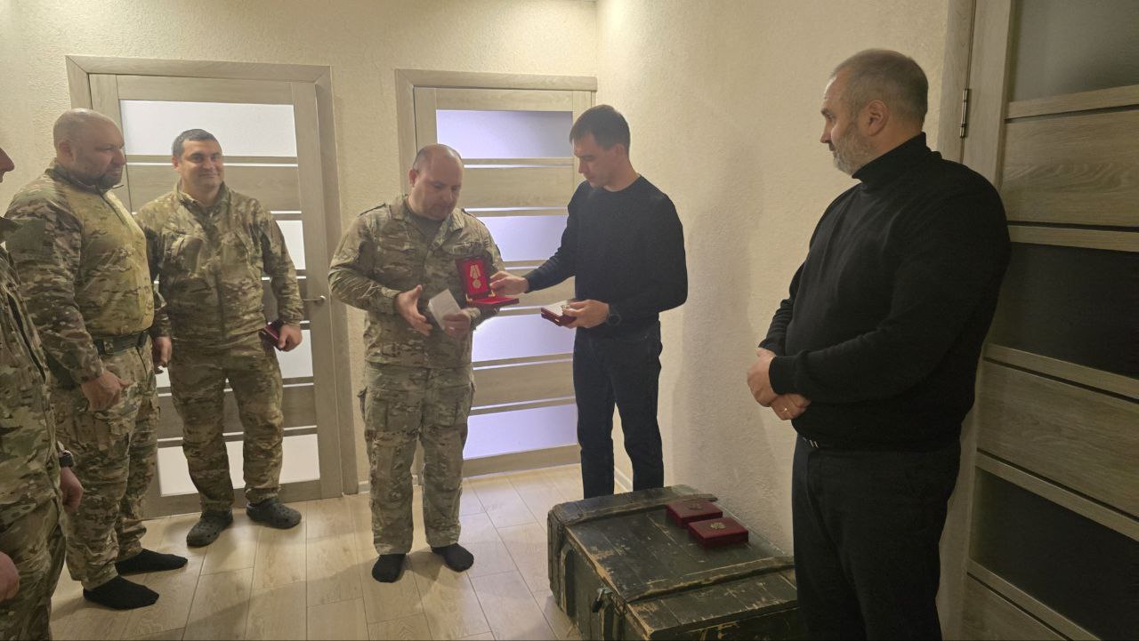 Рамиль Замалетдинов: Вместе с коллегой, депутатом Херсонской областной Думы Владимиром Косовым вручили памятные медали «80 лет Победы над Японией» военнослужащим 98-й гвардейской воздушно-десантной Свирской Краснознамённой... Рамиль Замалетдинов: Вместе с коллегой, депутатом Херсонской областной Думы Владимиром Косовым вручили памятные медали «80 лет Победы над Японией» военнослужащим 98-й гвардейской воздушно-десантной Свирской Краснознамённой...