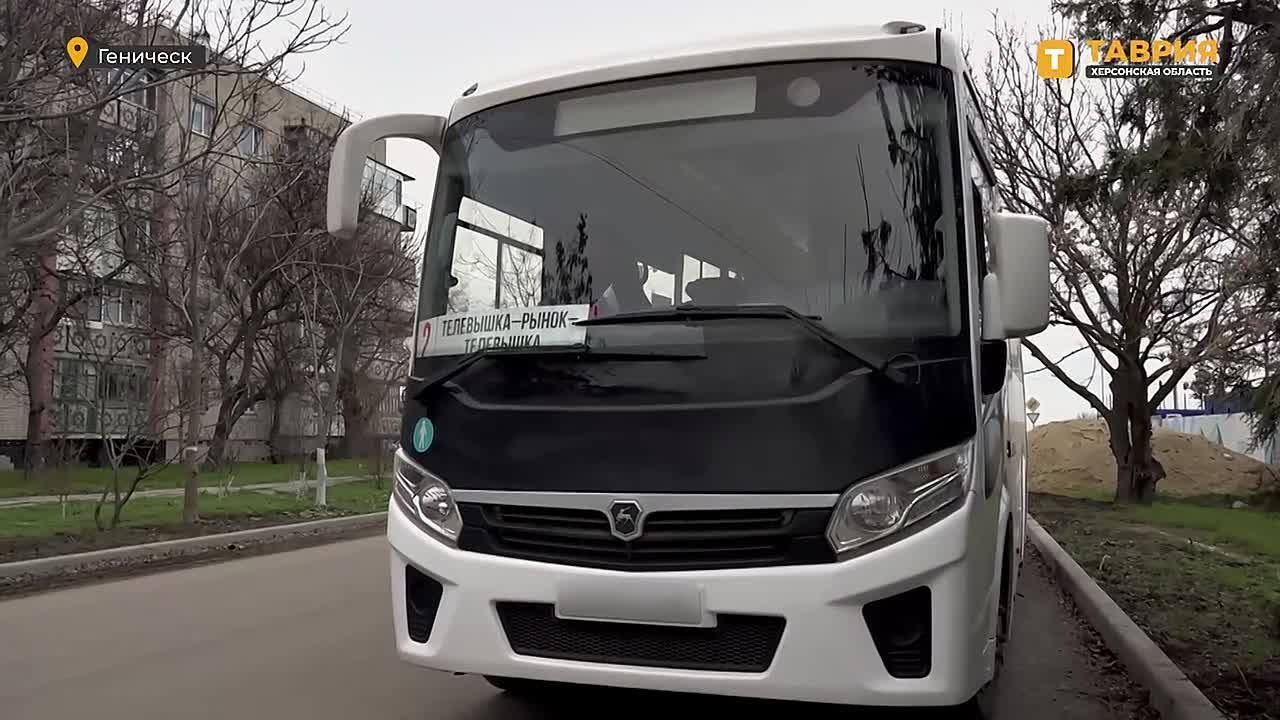 В общественном транспорте Геническа появились плакаты от активистов Движения Первых