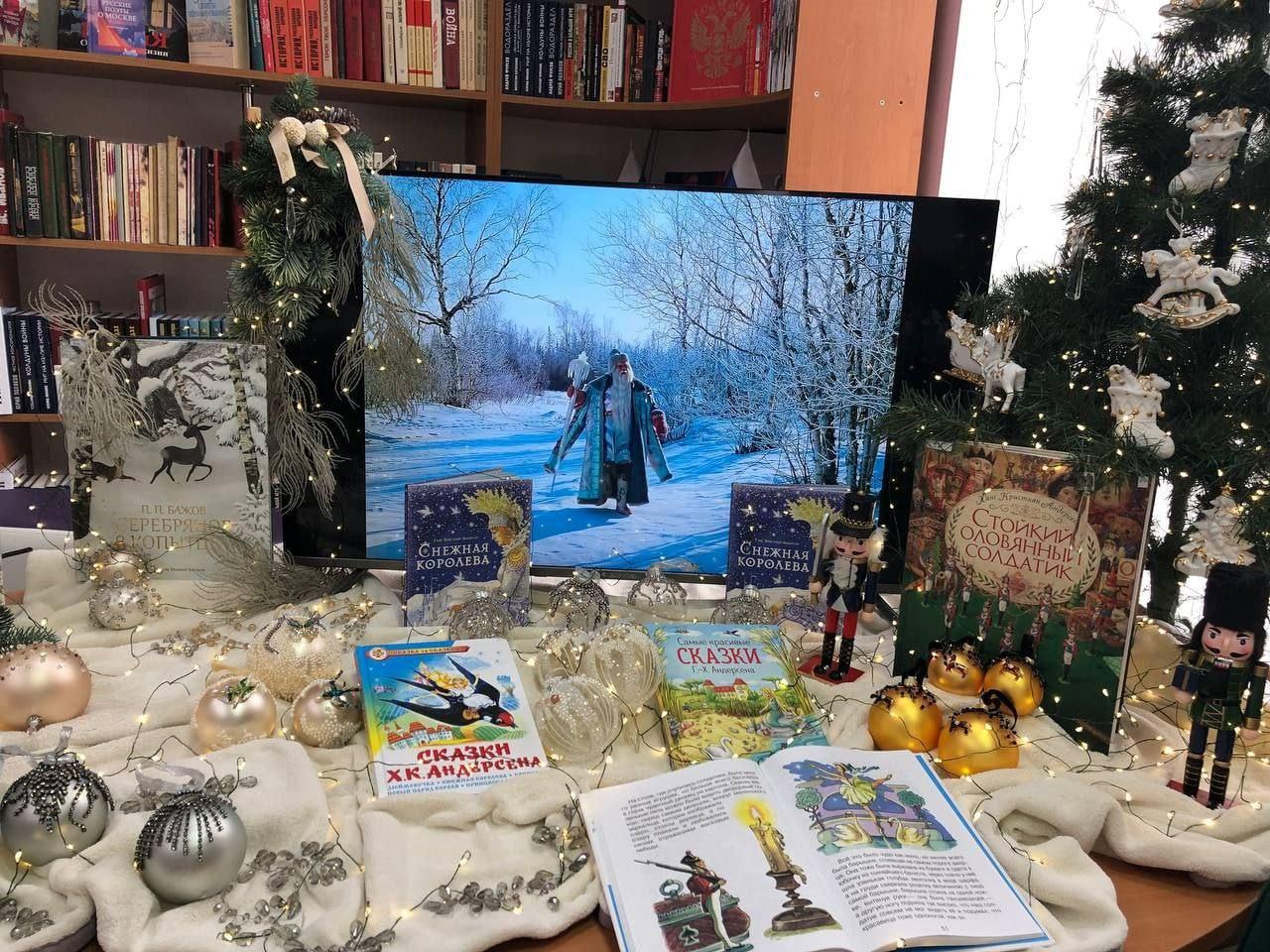 В Геническе открылась новогодняя выставка «Блеск новогодней игрушки в библиотеке!» В Геническе открылась новогодняя выставка «Блеск новогодней игрушки в библиотеке!»